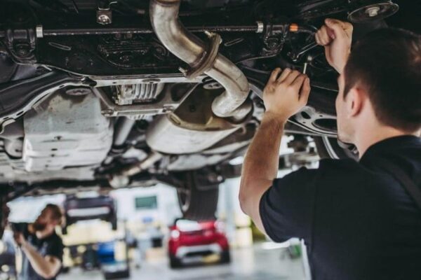Servis berkala 6 bulan vs 10.000 km: mana yang benar untuk kondisi lalu lintas Indonesia?